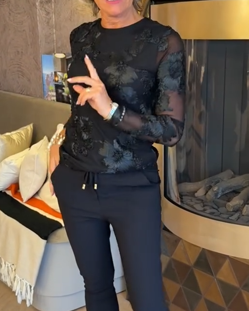 Stilfull Topp Med Rund Halsringning Och Långa Ärmar