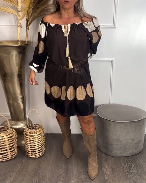 Klänning Med Polkadot Och Modig Egenskaper