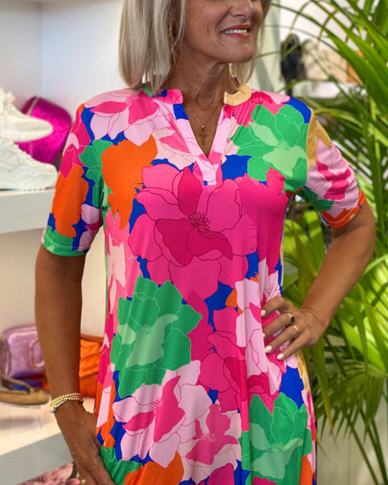 Klänning med V-ringning och blommönster