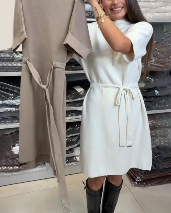 Klänning Med Enfärgad Färg, Stickad Stoff, Bälte Detalj Och Elegant Stämning