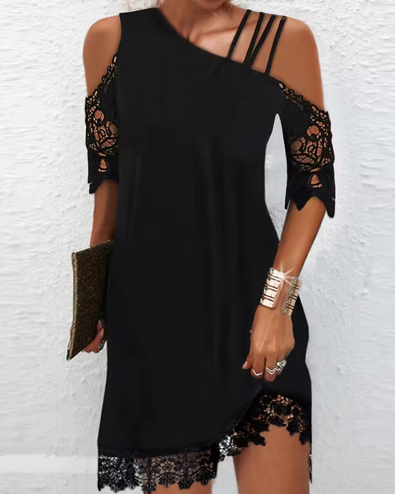 Off-Shoulder-Klänning Med Modernt Spets-Patchwork