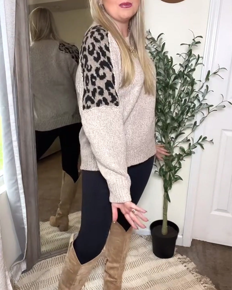 Avslappnad pullover med rund halsringning och leopardmönster