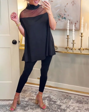 Snygg t-shirt med mesh-mönster och elegant lapptäcke