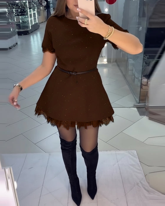 Glittrig Spetsklänning Med Korta Ärmar Och A-Linje