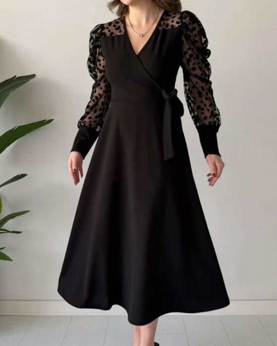 Klänning Med Flockad Detalj, Tüll Panel Design Och Elegant Silhuett