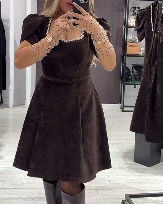 Klänning Med Puffärmar Och Vid Halsringning