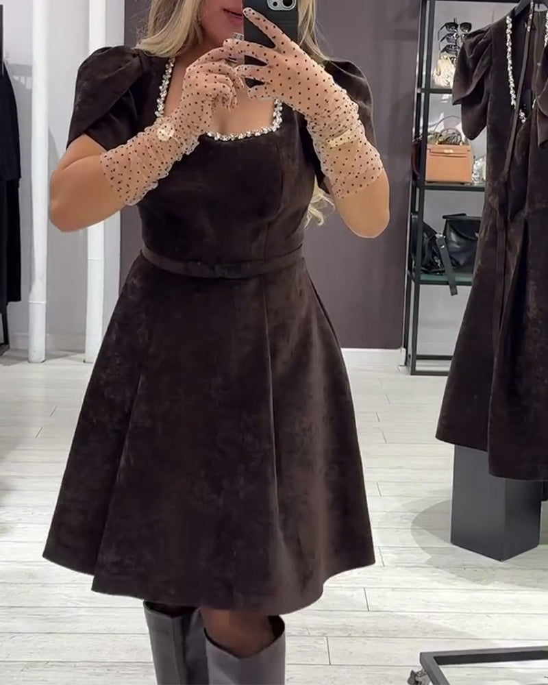 Klänning Med Puffärmar Och Vid Halsringning