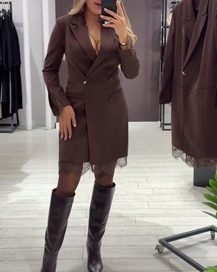 Klänning Med V-Ringning Och Insatser För Arbete