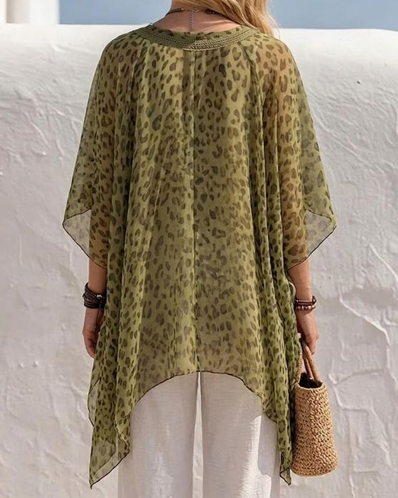Blus V-Hals Oregelbunden Leopard
