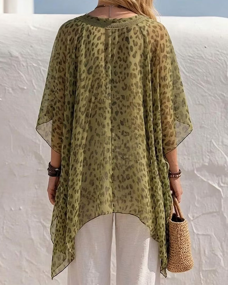 Blus V-Hals Oregelbunden Leopard