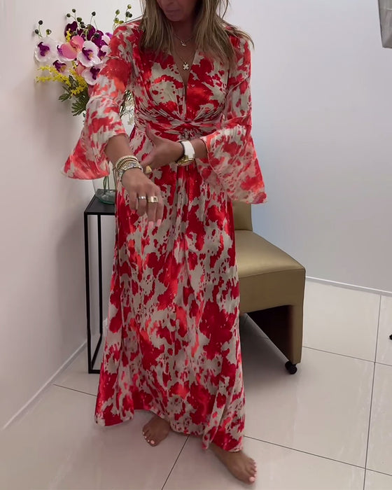 Moderiktig tryckt klänning med djup V stickad klockärm