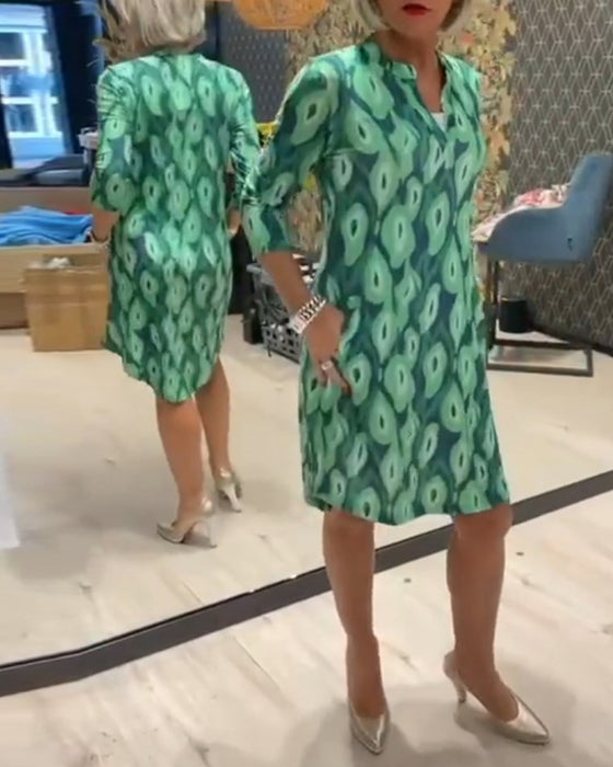 V-ringad klänning med trekvartsärm med tryck