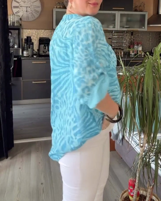 Tryckt blus med V-ringad ficka med trekvartsärm och knapp