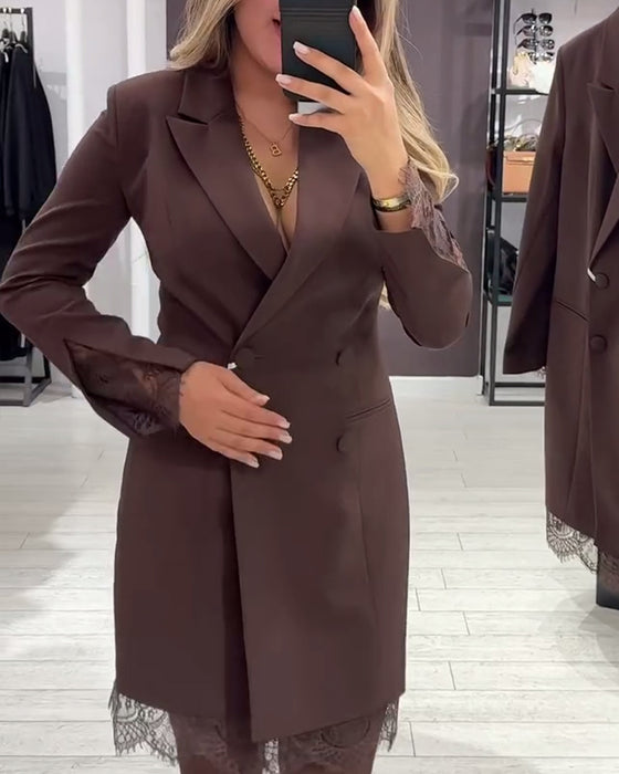 Klänning Med V-Ringning Och Insatser För Arbete