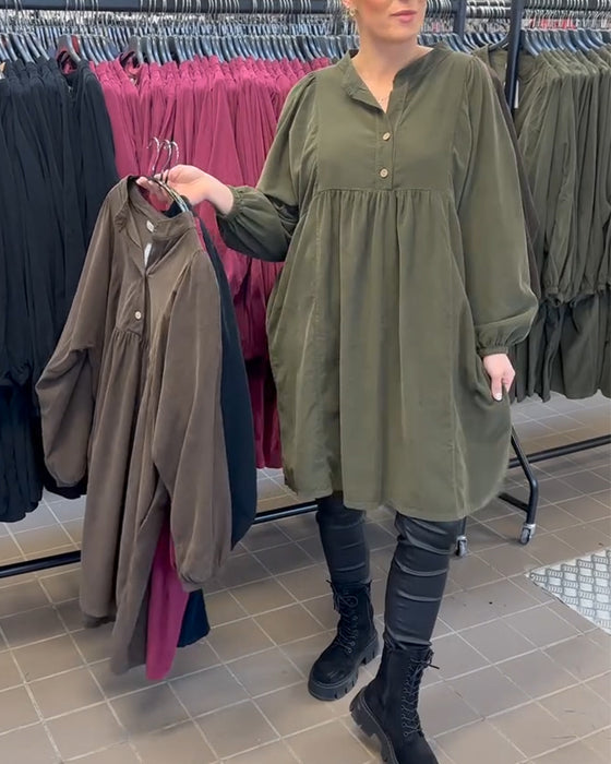 Knappad Klänning Med V-Ringning Och Långa Ärmar