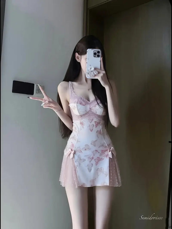 Dam Tunn Figursydd Nattlinne Med Låg V-Ringning Snörning Fjärilstryck Topp Och Rygglös Lounge-Set