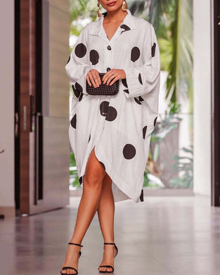 Avslappnad prickig klänning med långa ärmar