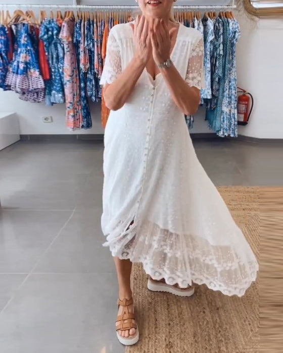 Flödig klänning med djupt V och knappar