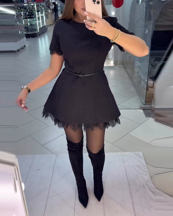 Glittrig Spetsklänning Med Korta Ärmar Och A-Linje