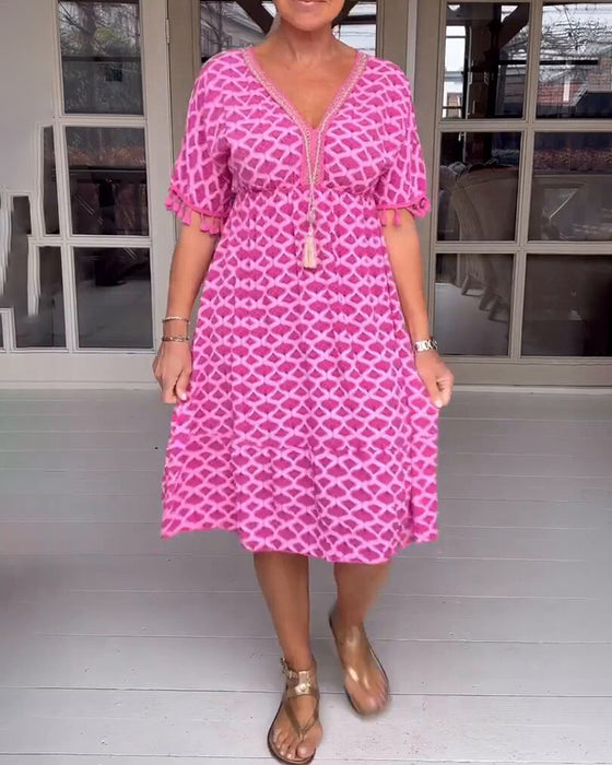 V-ringad klänning med tryck och fransar