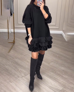 Elegant klänning med lapptäckta kronblad