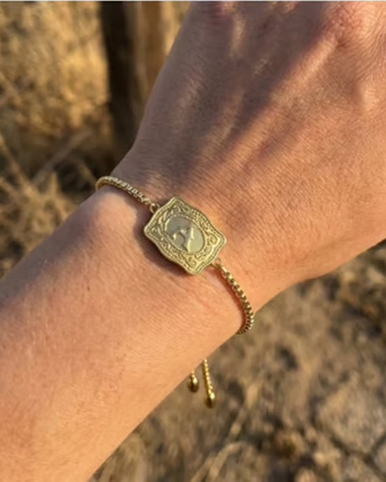 Armband Präglad Bokstav