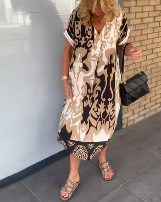 V-ringad klänning med geometriskt tryck