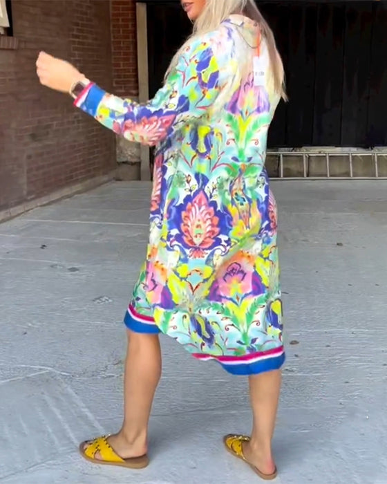 Lös Klänning med tryck och V-ringning