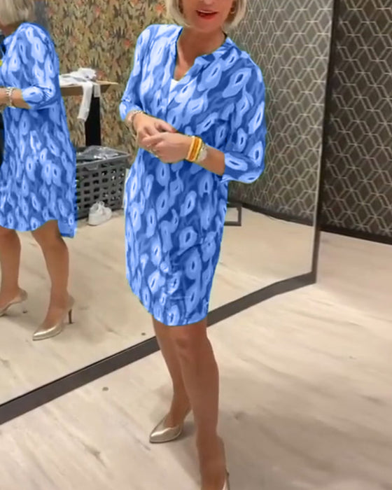 V-ringad klänning med trekvartsärm med tryck