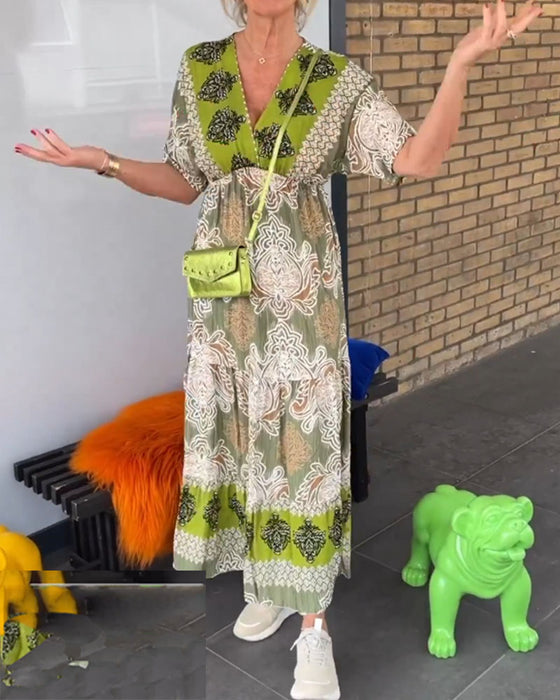 Avslappnad v-ringad kortärmad klänning med tryck