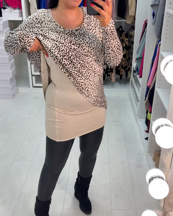 Långärmad topp med leopardmönstret och rund hals
