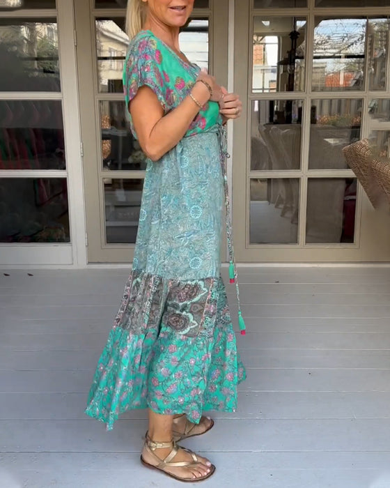 V-ringad elegant klänning med tryck