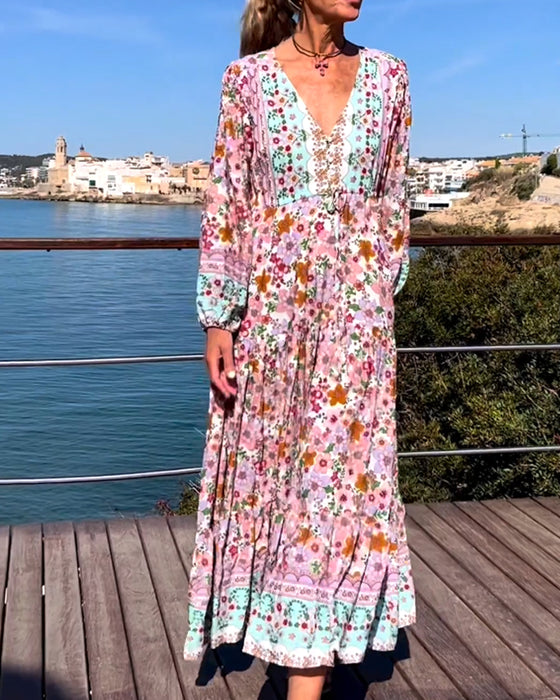 V-ringad klänning med blommönster