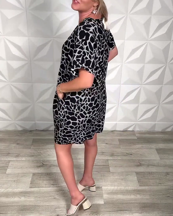 Klänning avslappnad med tryck och rund halsringning