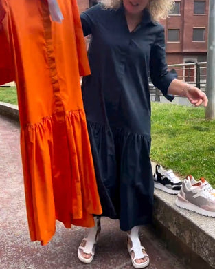 Enfärgad avslappnad långärmad klänning