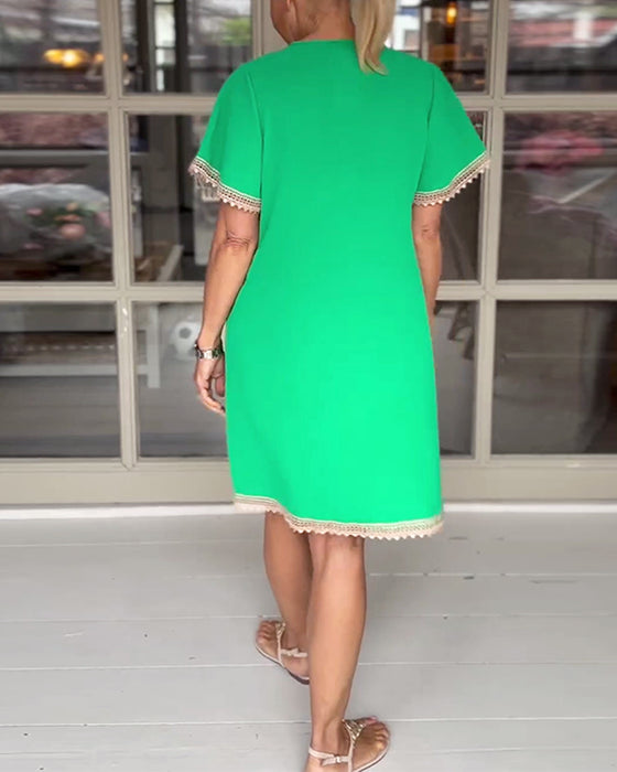 Elegant klänning i spets med V-ringad panel