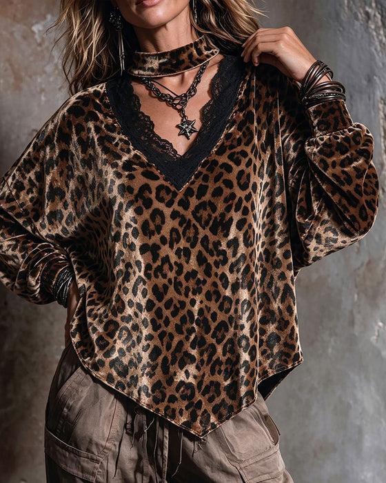 Blus V-Hals Leopard Oregelbunden
