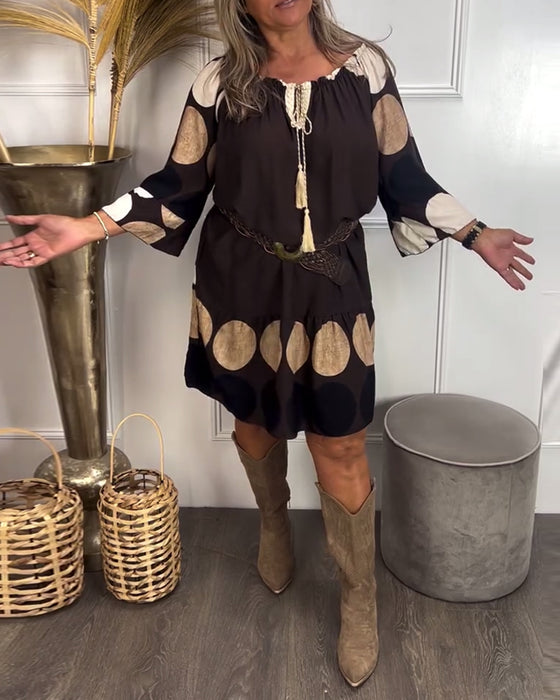 Klänning Med Polkadot Och Modig Egenskaper