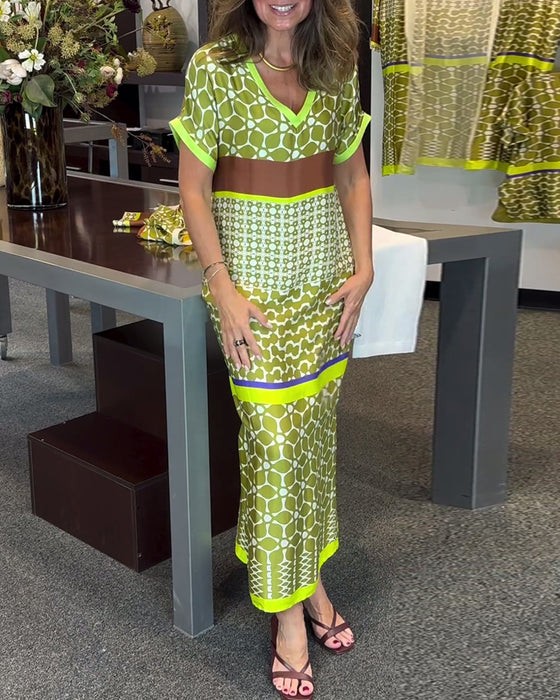 Kortärmad långklänning med V-ringning och kontrasttryck