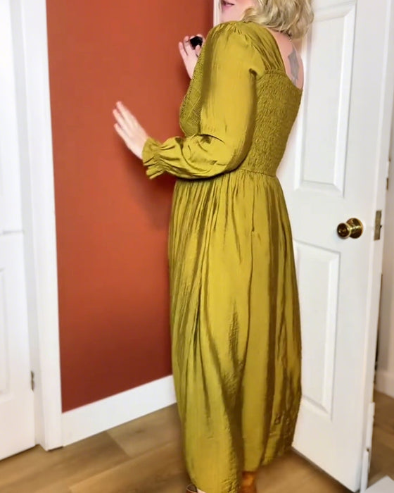 Elegant v-ringad spetsklänning med rynkor