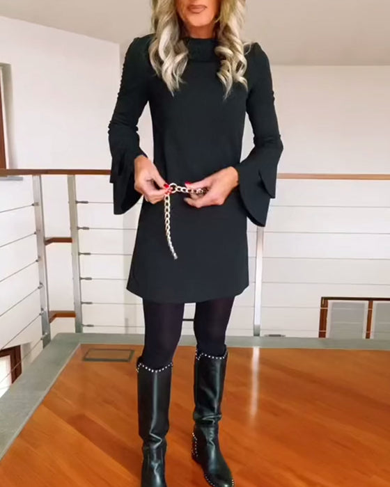 Enfärgad elegant klänning med klockärm