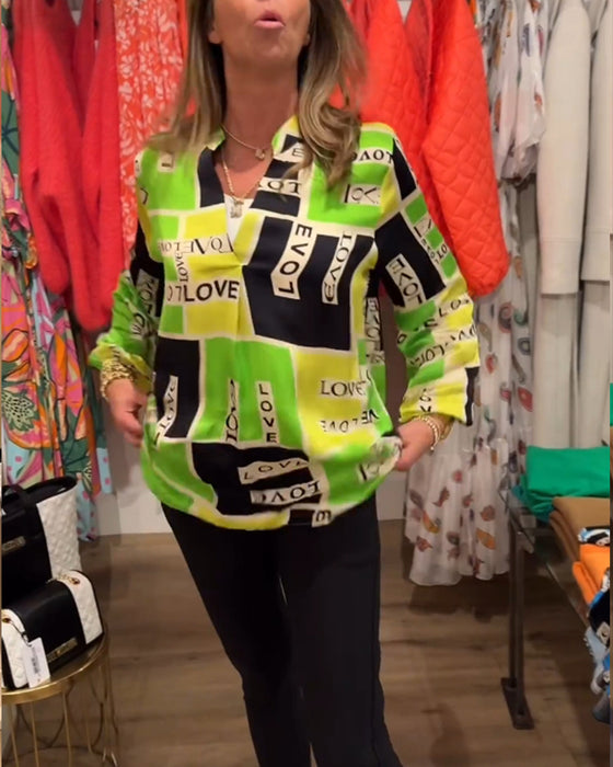 V-ringad topp med bokstavstryck