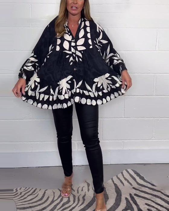 Tryckt blus med klockärm med knapp