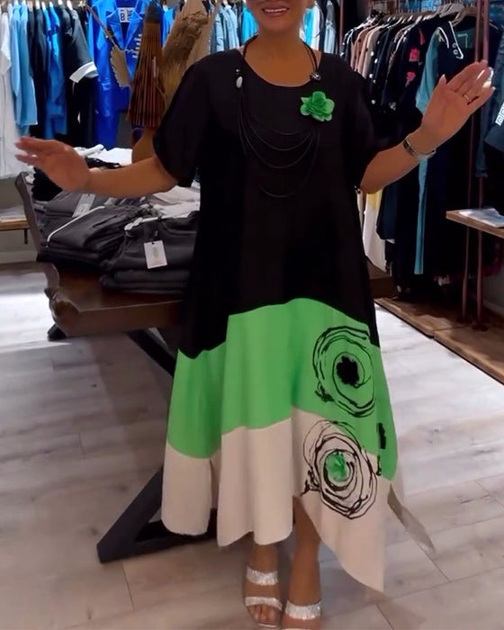 Rund halsad klänning med lös patchwork i färg