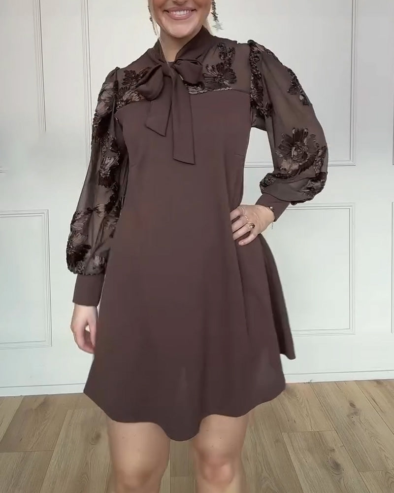 Klänning Med Långa Ärmar Och Snörning