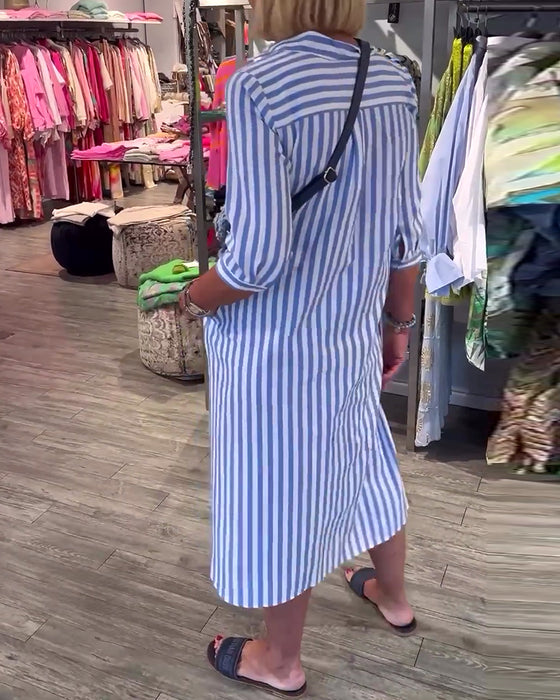 Randig klänning med knäppning