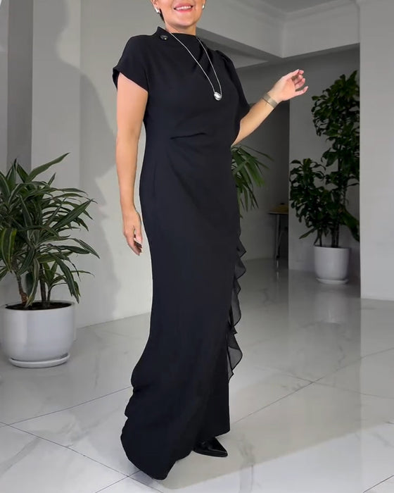 Modig Enfärgad Klänning Med Volangdesign