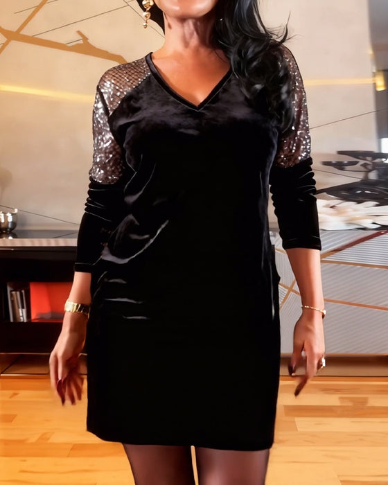 Klänning i trendig sammet med lapptäcke och lång ärm