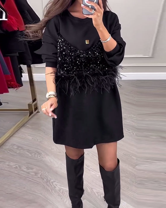 Moderiktig enfärgad klänning med paljett och fjäderpatchwork