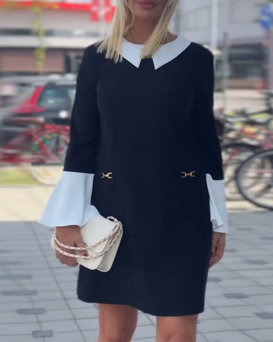 Elegant klänning med klockärm i kontrast